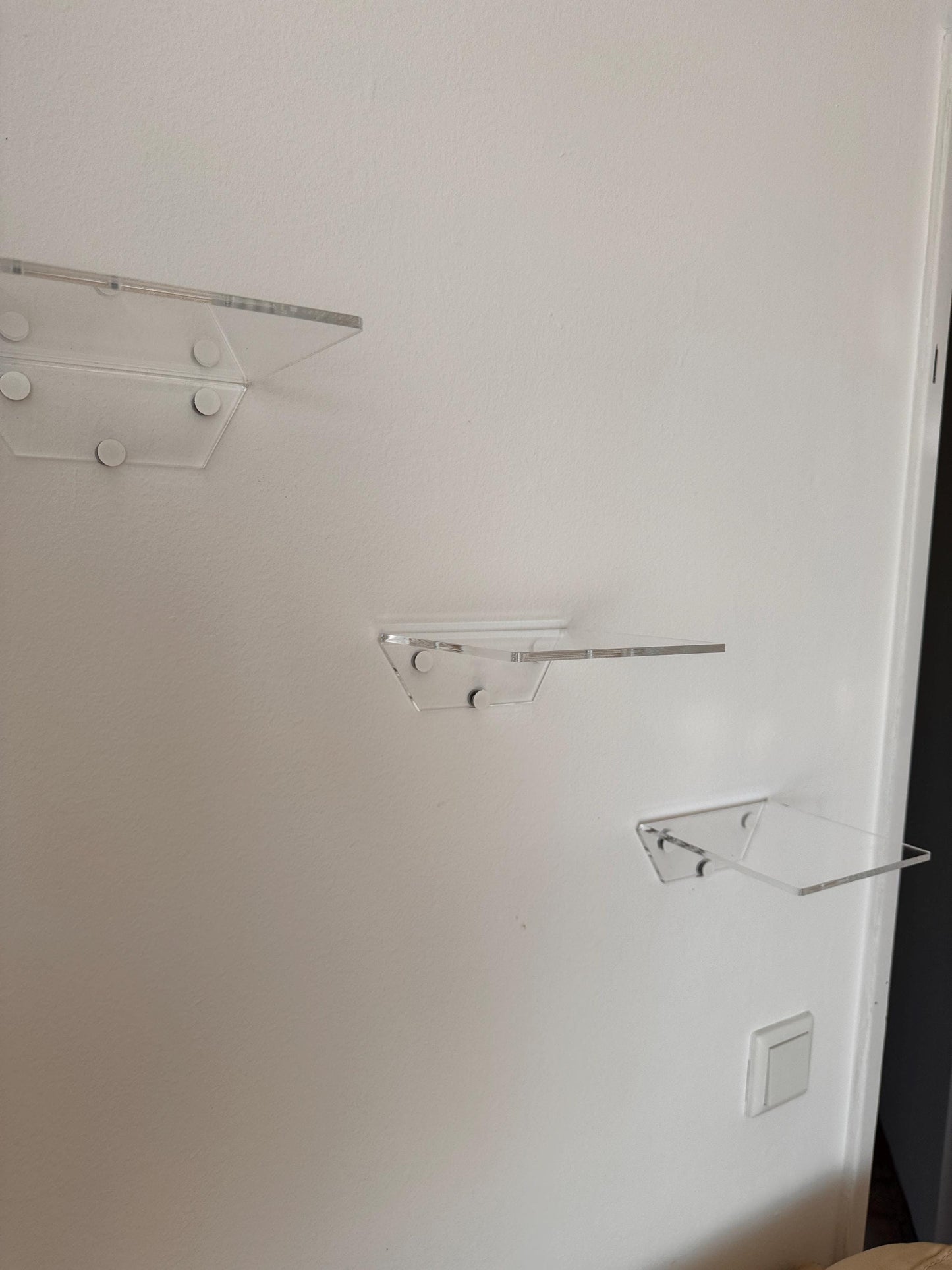 Set of three wall-mounted floating shelves made of clear acrylic, shelves for books, plants, cosmetics and wall decor