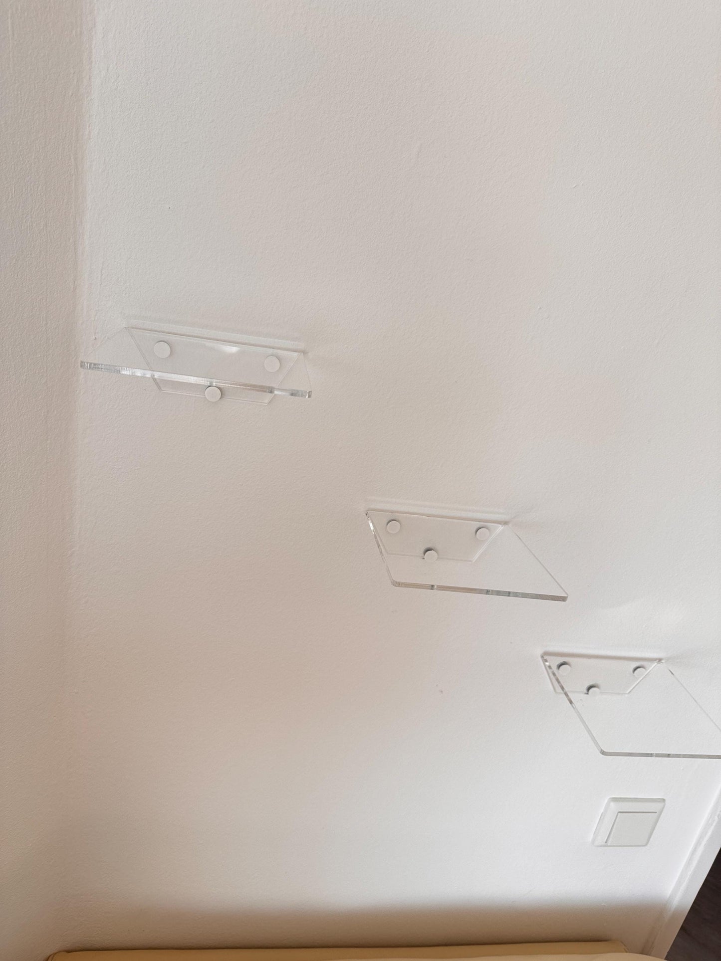 Set of three wall-mounted floating shelves made of clear acrylic, shelves for books, plants, cosmetics and wall decor