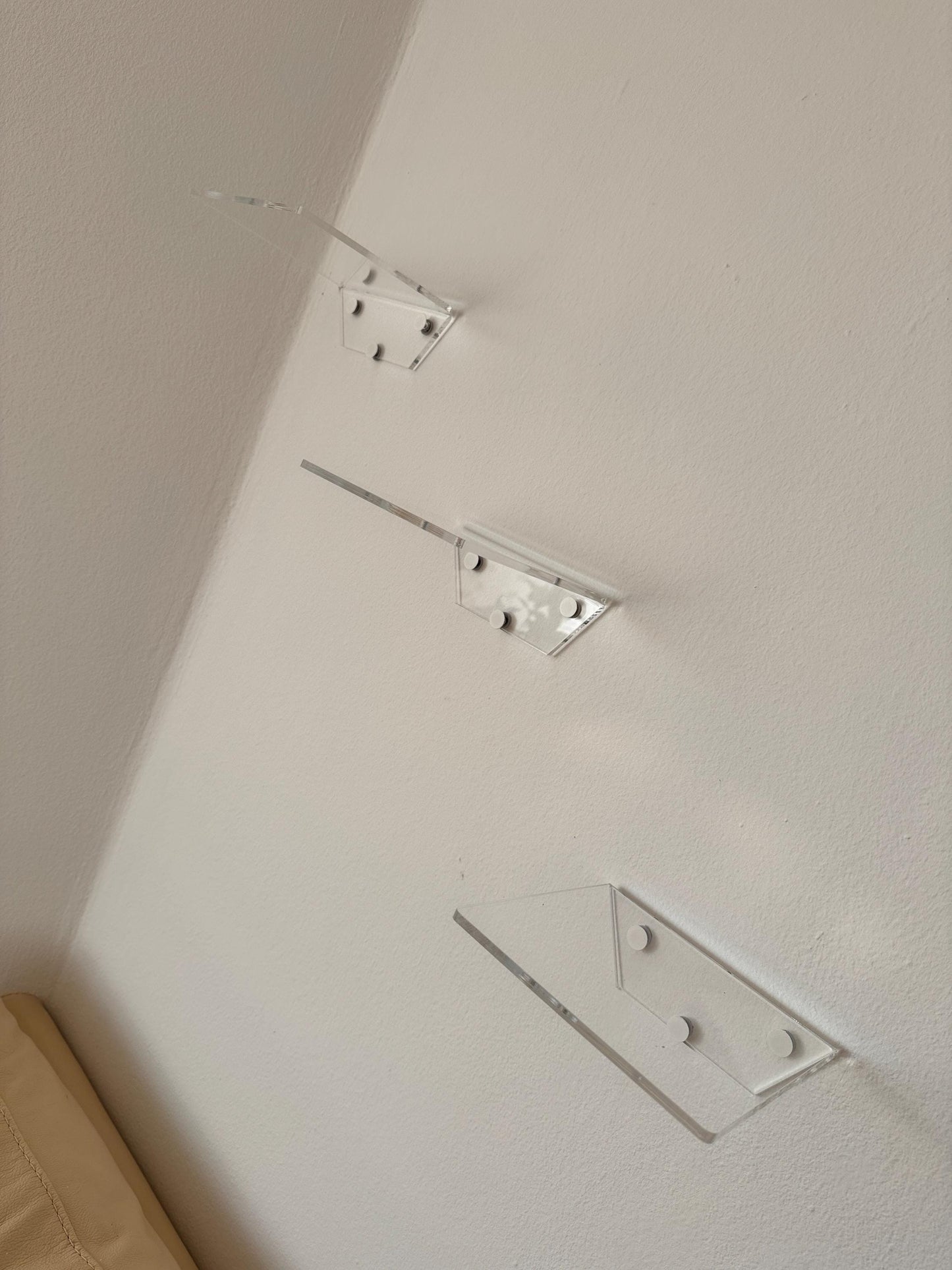 Set of three wall-mounted floating shelves made of clear acrylic, shelves for books, plants, cosmetics and wall decor