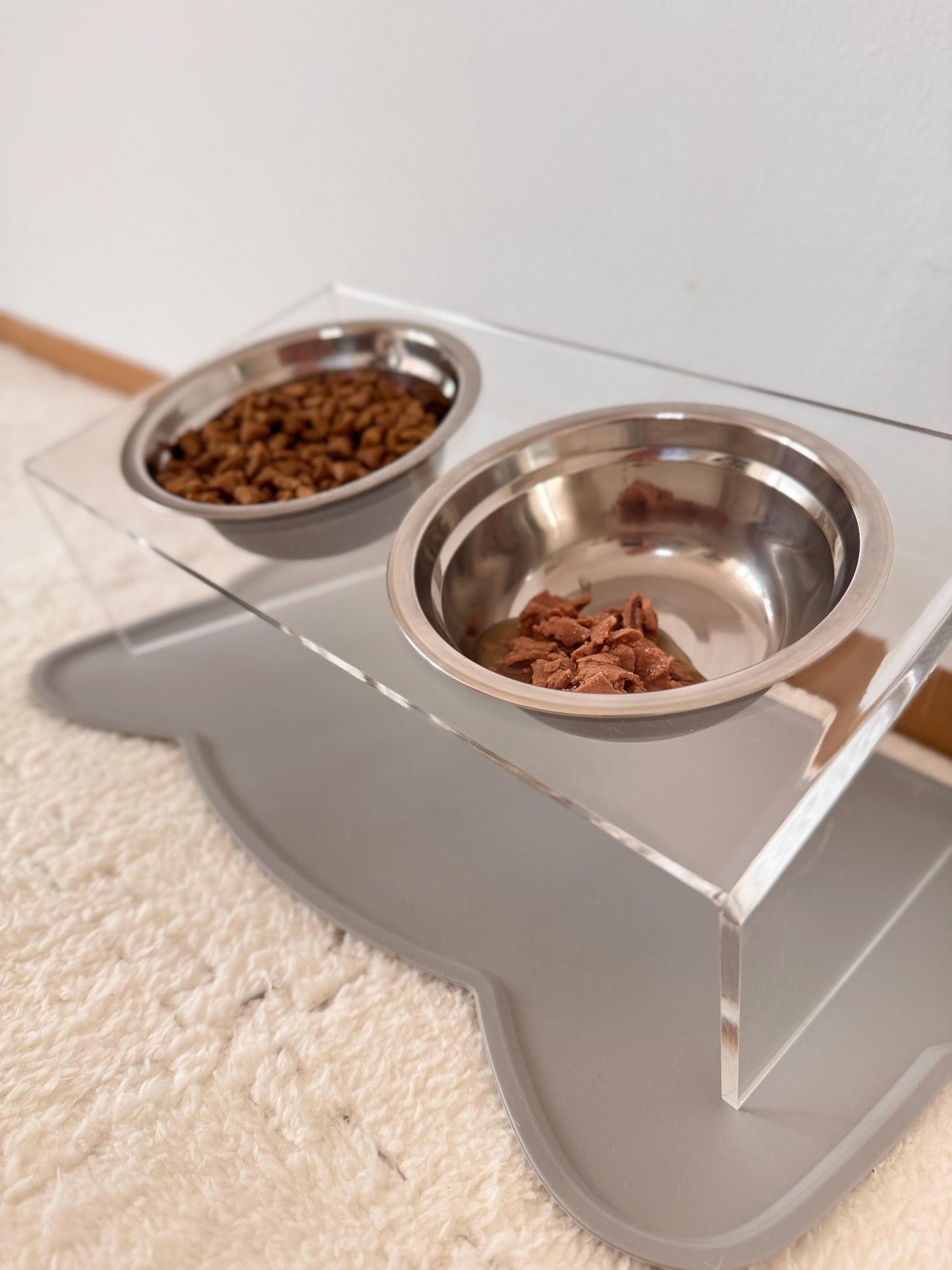 Elevated Double Pet Bowl Stand – Tilted Food and Water Feeder for Dogs and Cats Raised Feeding Station